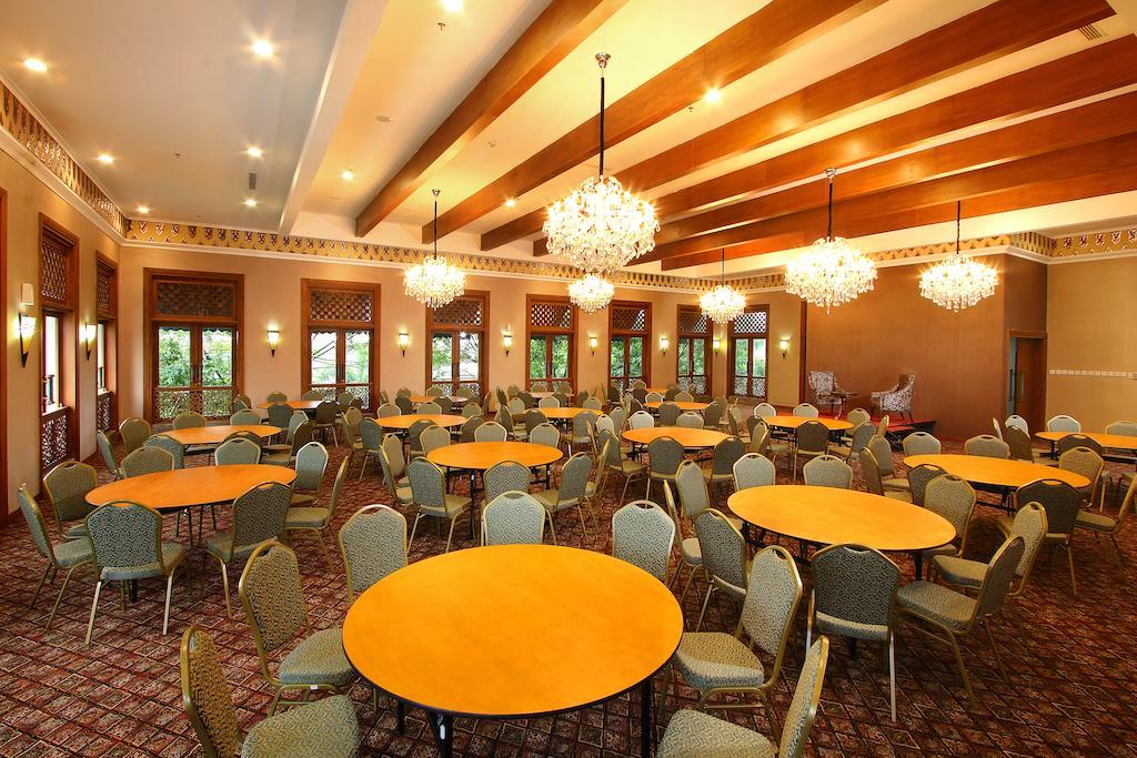 Aziza Syariah Hotel Solo By Horison Exteriör bild