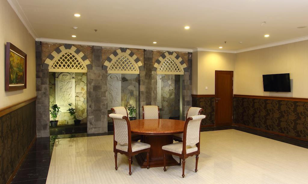 Aziza Syariah Hotel Solo By Horison Exteriör bild
