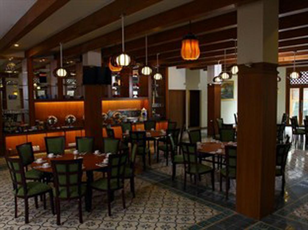 Aziza Syariah Hotel Solo By Horison Exteriör bild