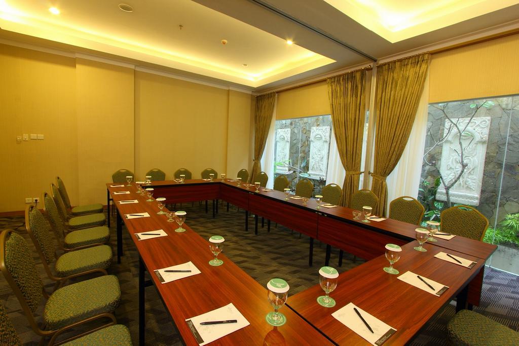 Aziza Syariah Hotel Solo By Horison Exteriör bild