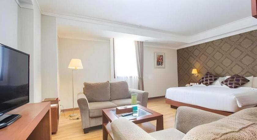 Aziza Syariah Hotel Solo By Horison Exteriör bild